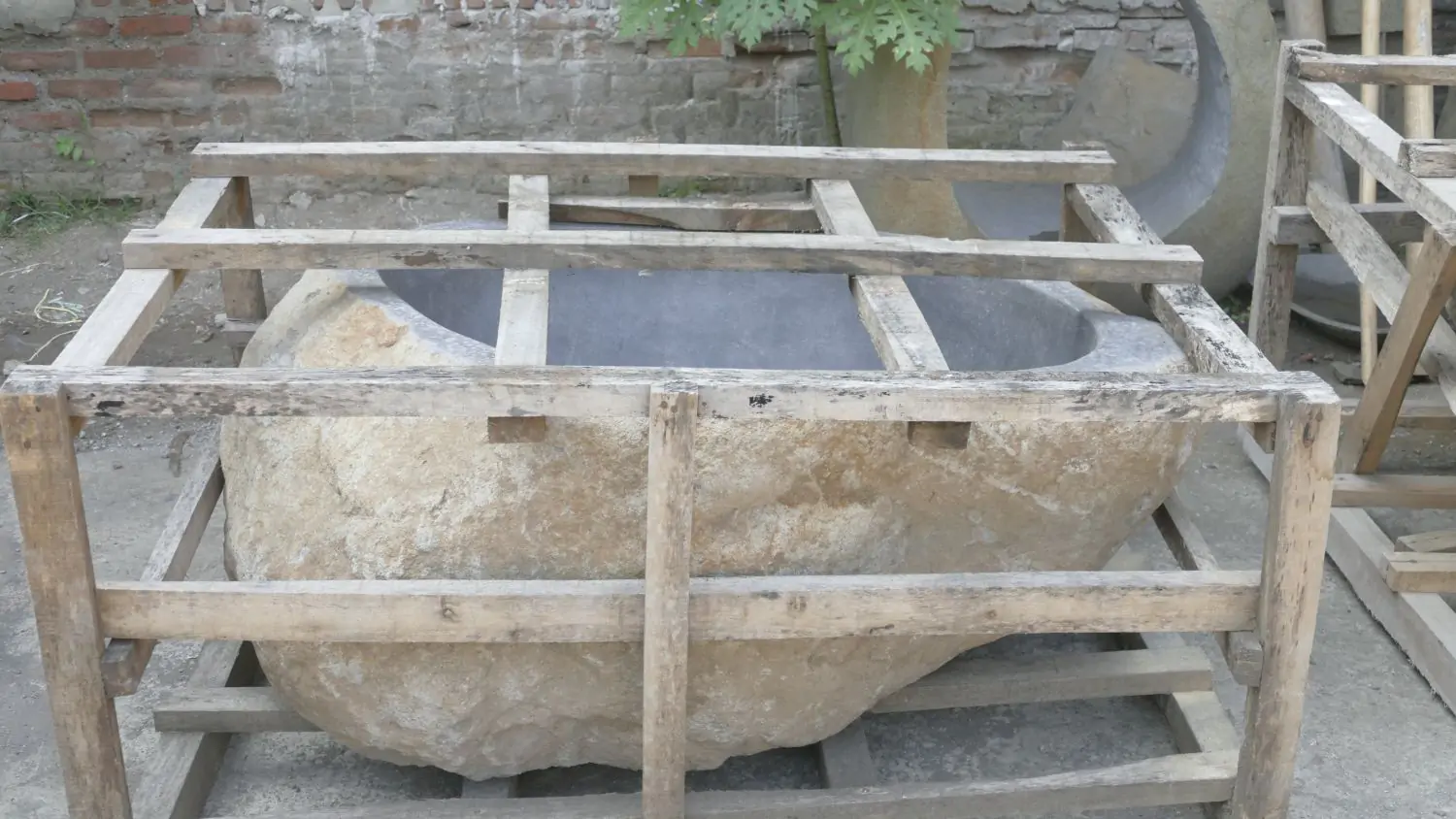  Product image 1 of the product “Basin from Riverstone, Natural surface, polished inside. Length 133 cm, Width 92 cm, Height 53 cm, Depth 36 cm. ”